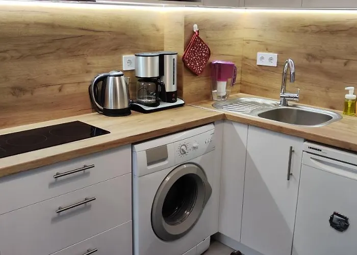 Cozy Spot By The Lions' Bridge