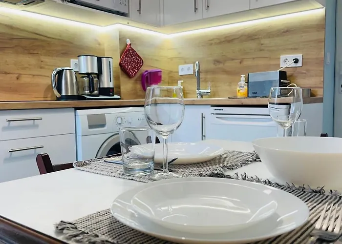 Cozy Spot By The Lions' Bridge