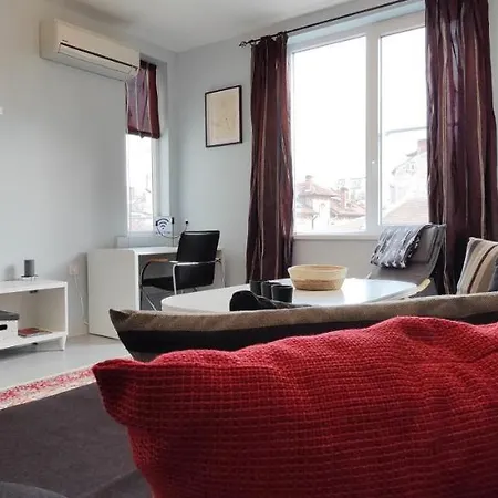 Cozy Spot By The Lions' Bridge